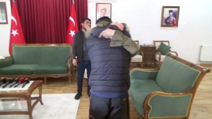 HDP Önündeki Ailelerden Biri Daha Evladına Kavuştu