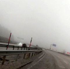 Ters şeritte ilerleyince tırın altında kalmaktan son anda kurtuldu