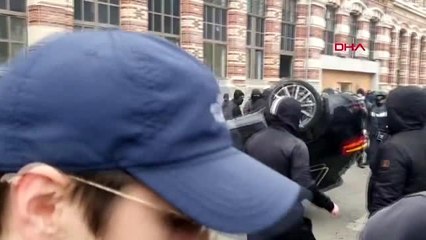 Fransa'da sarı yelekliler sivil aracı devirdi