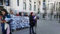 Rita Maestre, junto a familiares, recuerda a Miguel Hernández frente al Ayuntamiento de Madrid