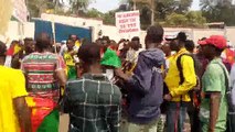 Démonstration massive des camerounais devant l´ambassade de France au Cameroun après les insultes de Macron