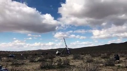 التصق بصاروخ ليدخل التاريخ فلقي مصرعه على الفور