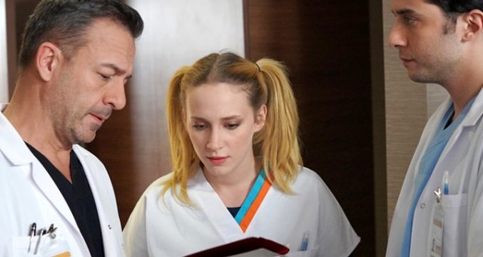 Güzel oyuncu Hayal Köseoğlu, iç çamaşırsız pozlarıyla Instagram'ı salladı