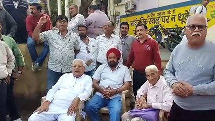 ठेकेदारों ने निगम के खिलाफ किया प्रदर्शन, बकाया राशि देने की मांग