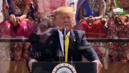 ABD Başkanı Trump, Hindistan'da stadyumda yaklaşık 100 bin kişiye hitap etti - AHMEDABAD