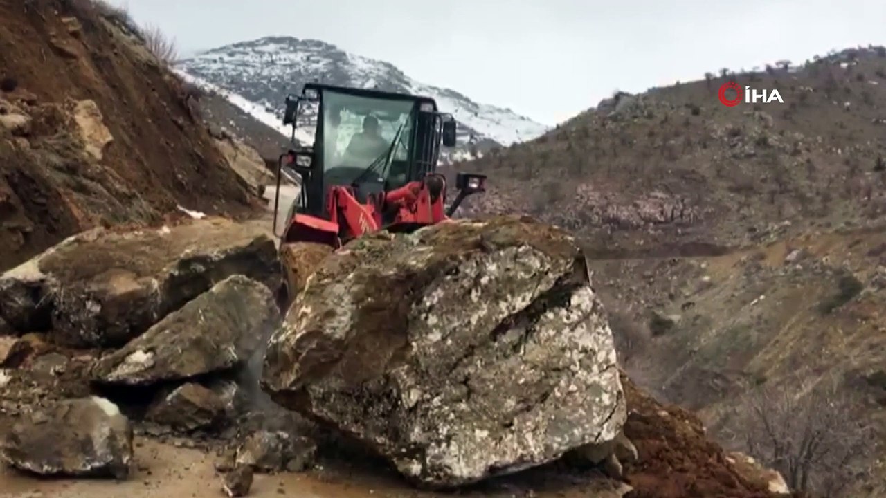 Köy yolunda heyelan...Tonlarca ağırlıktaki kayalar yola düştü