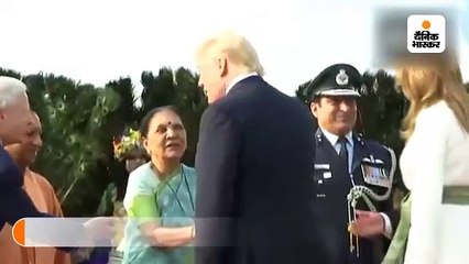 ट्रम्प ताजमहल देखने पहुंचे, परिसर में डेढ़ किमी घूमे; विजिटर बुक में लिखा- इमारत भारतीय संस्कृति की समृद्ध विरासत