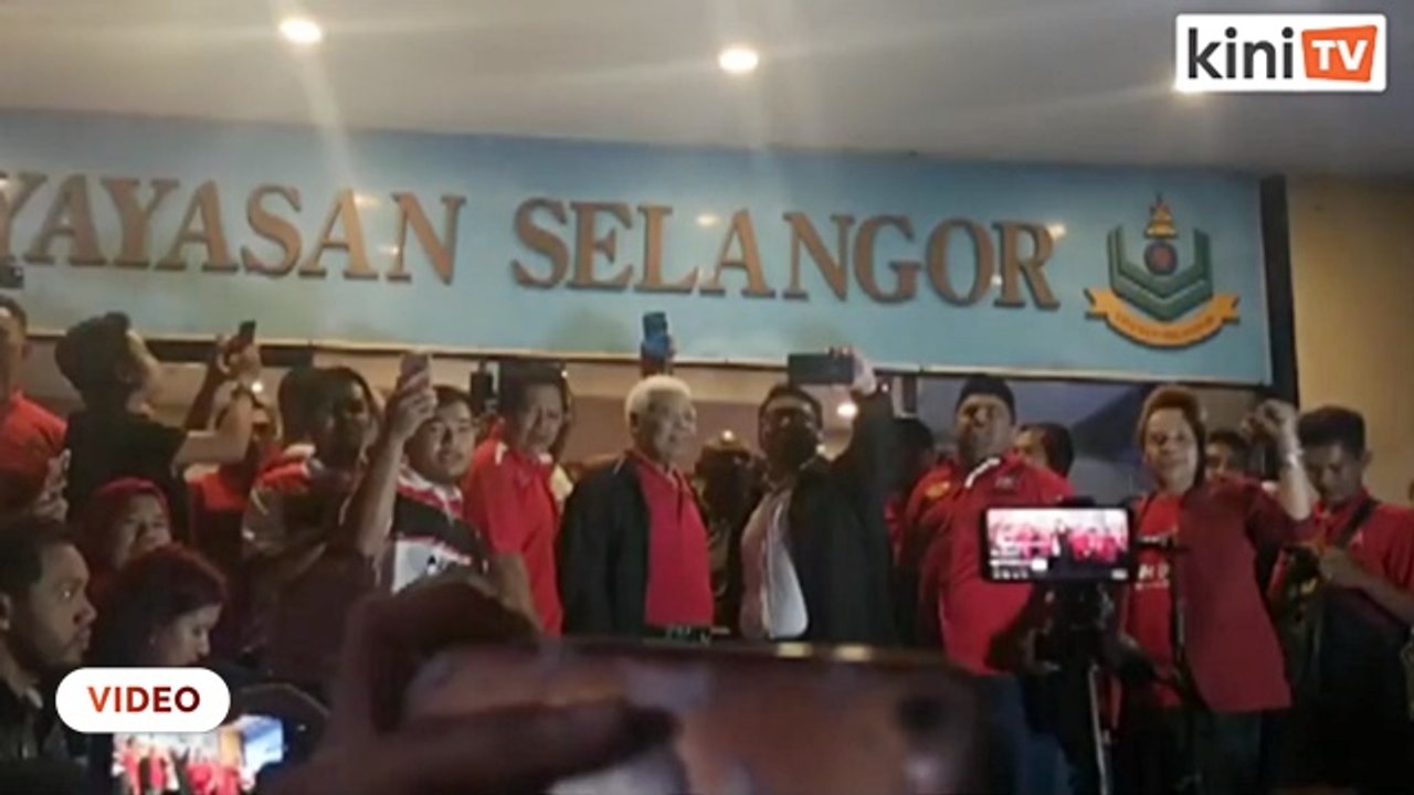 Penyokong Armada nyanyi lagu parti di ibu pejabat Bersatu