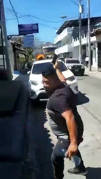 Un camion avec un chargement en feu