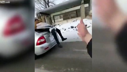 Scotché sur l'arrière de la voiture, il se balade dans la rue !