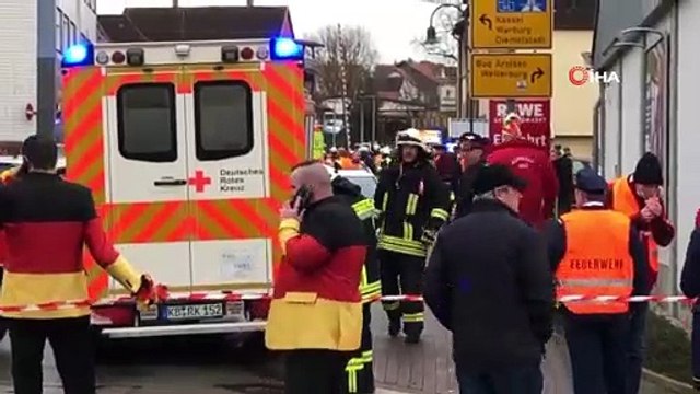 - Almanya'nın Kassel kentinde bir araç, karnavalda geçit töreni sırasında kalabalığa daldı. Aralarında çocukların da bulunduğu 15 kişiyi yaralayan sürücü gözaltına alındı.