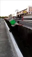 Le livreur deliveroo lâche la bouffe en sautant entre 2 routes !