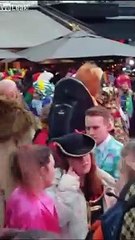Rave party le bébé dans le dos : il saute sur la techno !
