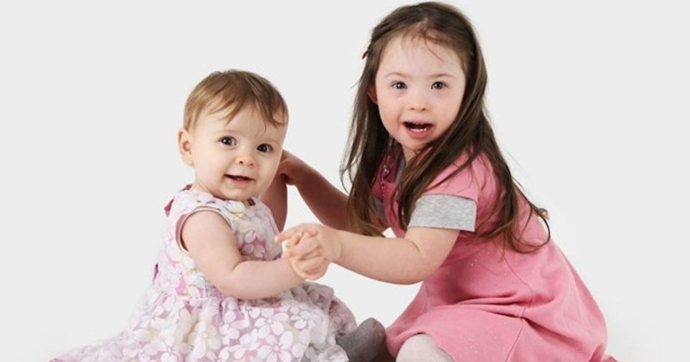 À 4 ans, une petite fille trisomique devient l'égérie d'une marque de vêtements pour enfants