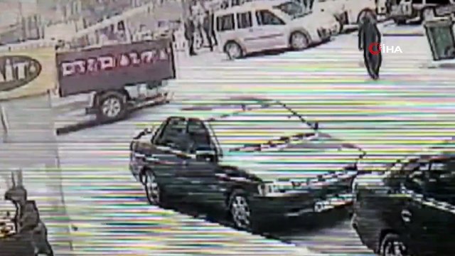 Polis aracının karıştığı kaza güvenlik kamerasına böyle yansıdı