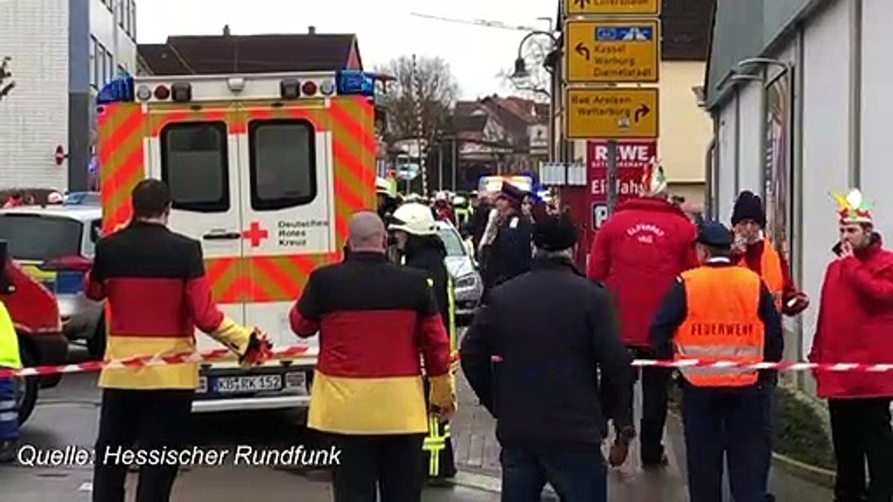 Hessen: Auto rast in Rosenmontagszug