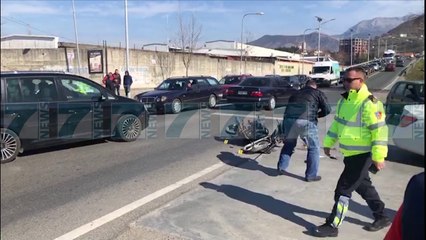 LEZHE, NENE E BIR UDHETONIN ME MOTOÇIKLETE, GODITEN NGA MAKINA - News, Lajme - Kanali 7