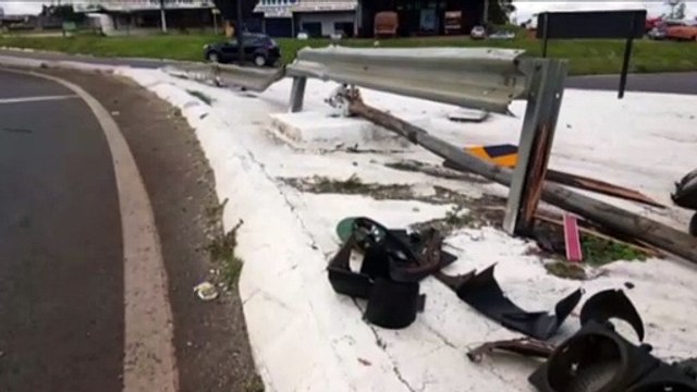 Condutor de Clio derruba semáforo no Trevo Cataratas