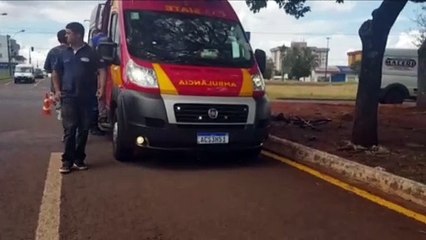 Mulher fica ferida ao ser atingida por moto na Rua Antonina