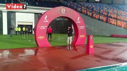 شاهد..لحظة نزول لاعبي الأهلي وطاقم التحكيم ملعب القمة