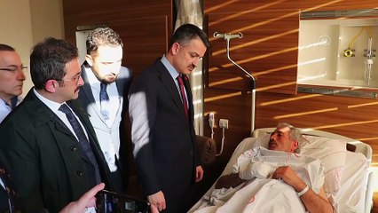 Tarım ve Orman Bakanı Bekir Pakdemirli, depremde yaralananları ziyaret etti - VAN