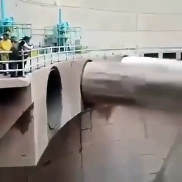 Ouverture des vannes d'un barrage... la puissance des flots est incroyable