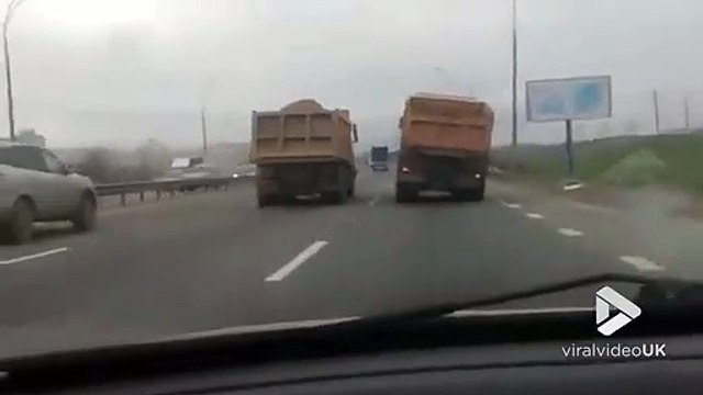 Ce camion roule sur l'autoroute sans roue avant