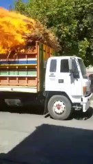 Ce camion a un petit soucis dans sa remorque...