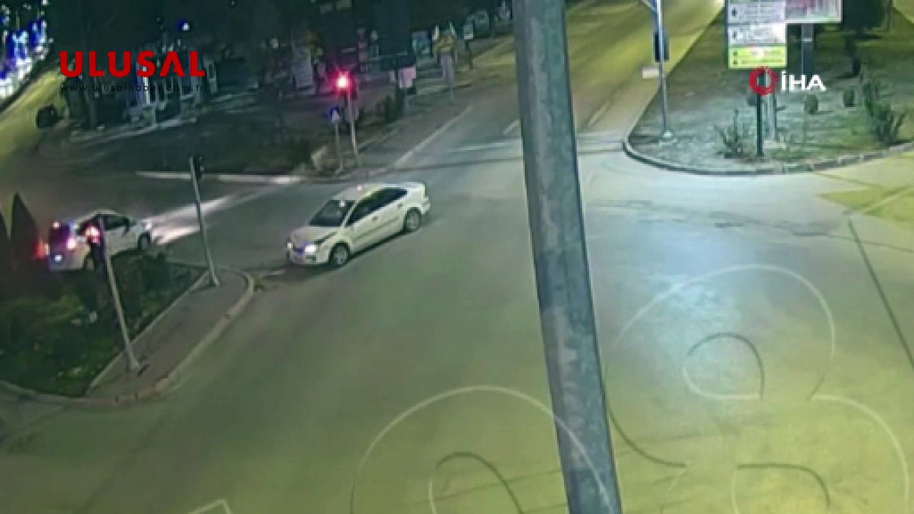 İki otomobil çarpıştı, bagajdaki köpekler yola savruldu