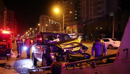 Kamyonet ile hafif ticari araç çarpıştı: 6 yaralı - MERSİN