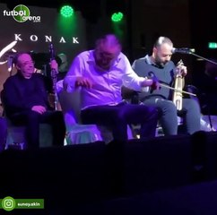 Şenol Güneş, Volkan Konak'ın şarkılarına eşlik etti