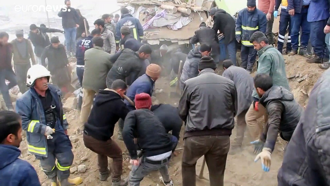 Un mortífero terremoto golpea Turquía e Irán