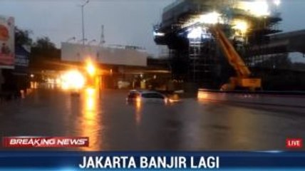Jalan KH Noer Ali Bekasi Lumpuh Karena Banjir