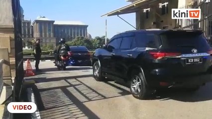 9:29 pagi: Tun M tiba di PMO, mulakan tugas PM interim