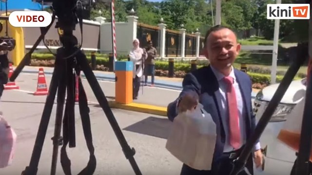 Maszlee beri minuman pada petugas media di luar istana