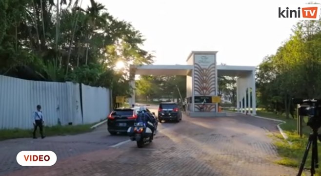 8:05 pagi: Muhyiddin, Rina Harun, Mukhriz ke rumah Dr Mahathir adakan perbincangan