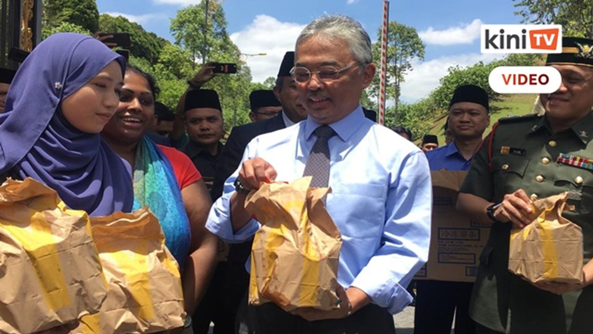 Bersabarlah" - Agong belanja McDonald's pula kepada petugas media - video Dailymotion