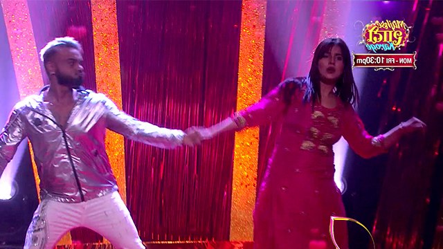 Mujhse Shadi Karoge: Shehnaz को किसी और की बाहों में देख भड़के Siddharth Shehnaz के फैंस | FilmiBeat