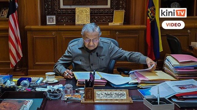 'Satu hari lagi di pejabat' - Tun M mula tugas sebagai PM interim