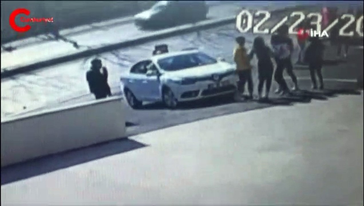Sosyal medya için video çeken gence bayıltana kadar dayak