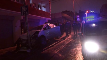 Kontrolden çıkan araç önce ağaca ardından direğe böyle çarptı