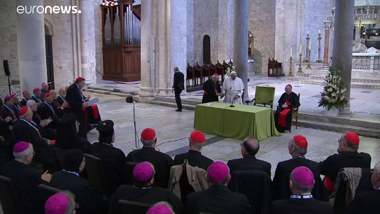 "Muchos países hablan de paz y luego venden armas a los países en guerra", denuncia el Papa