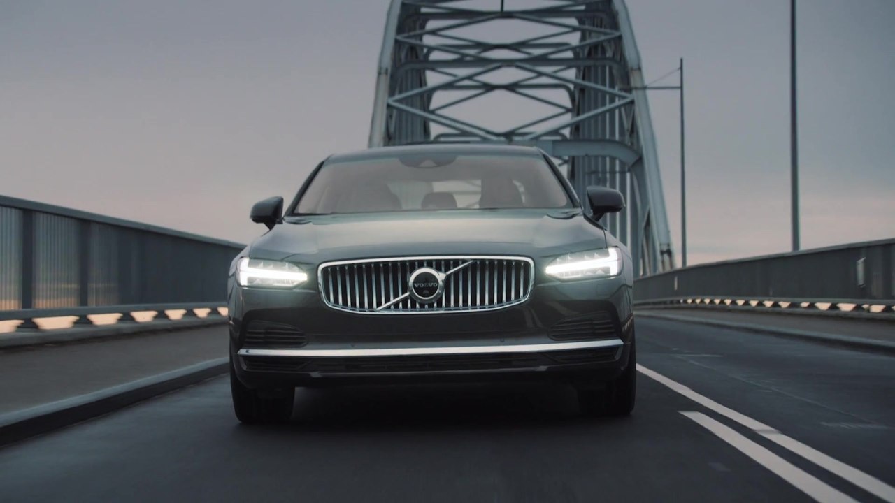 The refreshed Volvo S90 Recharge Driving Video