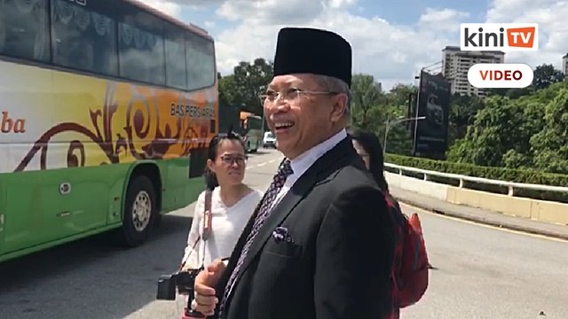 'Macam zaman sekolah naik bas - MP UMNO menuju Istana Negara