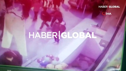 Yaşlı kadının merdiven boşluğuna düştüğü anlar kamerada