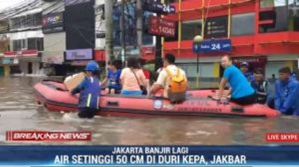 Korban Banjir Green Garden Jakbar Dievakuasi dengan Perahu Karet
