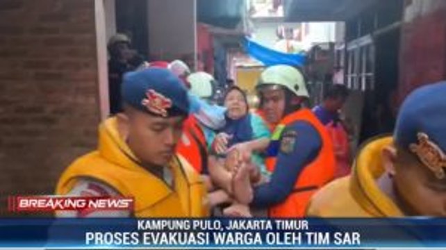 Evakuasi Lansia Korban Banjir di Kampung Pulo