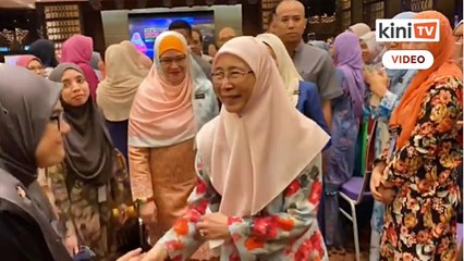 Airmata iringi hari terakhir Wan Azizah di Putrajaya