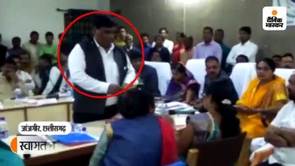 स्वागत ना करने से नाराज हुईं जिला पंचायत सदस्य, फूल लेकर मिन्नत करते रहे अधिकारी