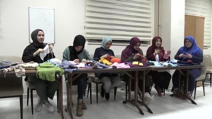 Üniversiteli kız öğrenciler depremzedeler için atkı, bere ve eldiven ördü